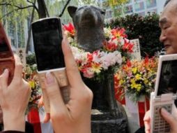 En esta foto de archivo del 8 de abril del 2009 muchos japoneses fotografían una estatua de bronce delperro japonés 'Hachi'. AP  /