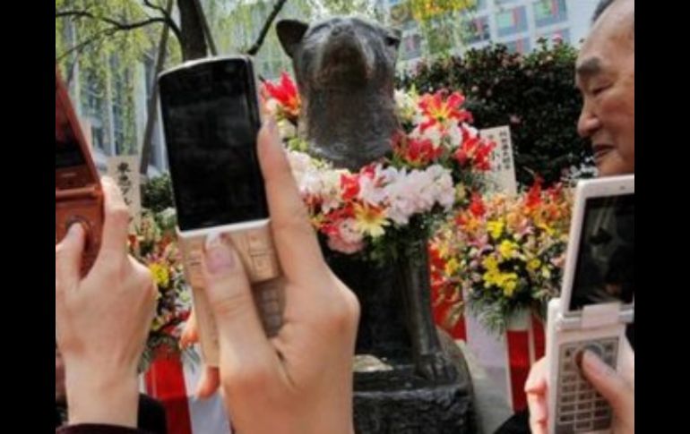 En esta foto de archivo del 8 de abril del 2009 muchos japoneses fotografían una estatua de bronce delperro japonés 'Hachi'. AP  /