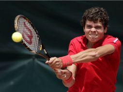El tenista canadiense Milos Raonic devuelve un servicio al mexicano Daniel Garza, durante el cuarto punto de la serie. REUTERS  /
