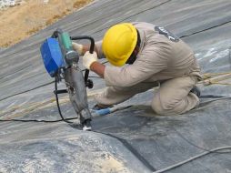 Instalación de la membrana impermeable especial para sellar la azotea. ESPECIAL  /