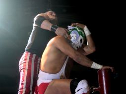 Cibernético intenta despojar de su máscara al Doctor Wagner. S. NÚÑEZ  /