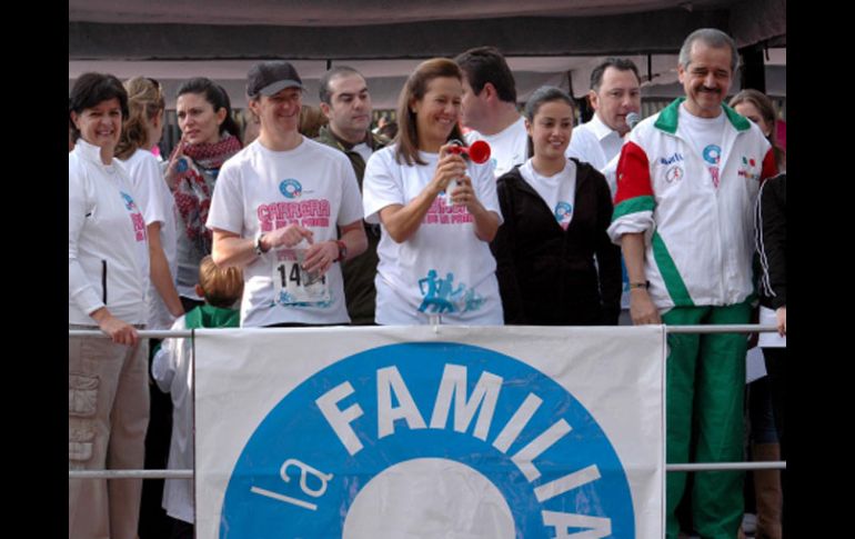 Margarita Zavala y el secretario de Salud, dan banderazo de salida a la caminata con motivo del Día de la Familia. NTX  /