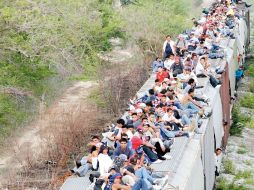 Ilegales, en su mayoría procedentes de naciones centroamericanas, a bordo del tren por Chiapas y Tabasco. EL UNIVERSAL  /