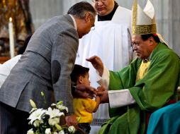 El cardenal Norberto Rivera saluda y bendice a un menor, durante la homilía dominical. EL UNIVERSAL  /
