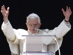 El Papa Benedicto XVI habla frente a los seguidores que se dan cita en la plaza de San Pedro del Vaticano. EFE  /