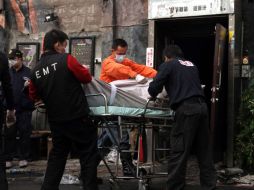 Médicos rescatan los cuerpos de los fallecidos en el siniestro en Taichung. AFP  /