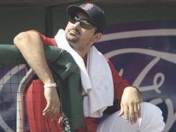 Adrián González espera su turno al bat, en el entrenamiento de Primavera de Boston. AP  /