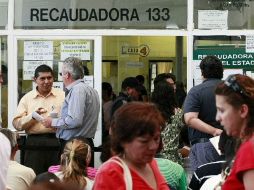 Personas pagando la tenencia en la recaudadora 133 ubicada en las Águilas. ARCHIVO  /