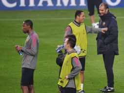 El estratega del Barcelona, Josep Guardiola, dirigió el entrenamiento de su equipo. AP  /