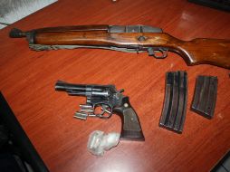 Al detenido se le decomisó un fusil calibre .223 y una pistola .357 magnúm. ESPECIAL  /