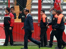 Sergio Lugo abandona el Estadio “Nemesio Díez”, tras la derrota de 1-6 ante Morelia. MEXSPORT  /