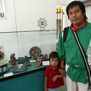 Una exposición promueve las tradiciones indígenas