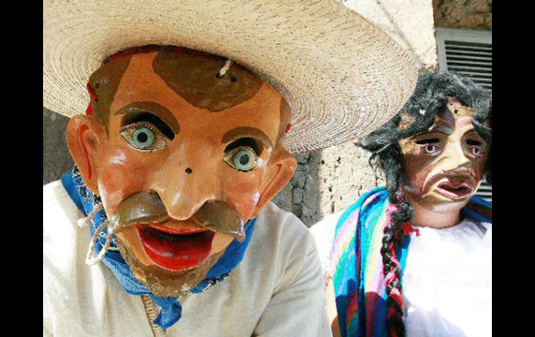 Los integrantes de los grupos de danza recorrerán las calles adornados con máscaras. EL INFORMADOR ARCHIVO  /