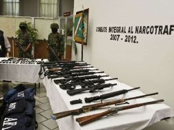 El decomiso de armamento es cotidiano en los operativos de las Fuerzas Armadas en el combate contra el crimen organizado. E. PACHECO  /