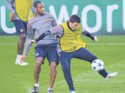 Seydou Keita marca al delantero David Villa, durante el entrenamiento del Barcelona. AFP  /