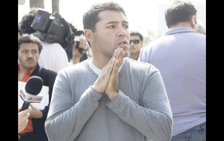 Óscar de la Hoya extravió su cartera durante la pelea del “Canelo” el sábado pasado. AP  /