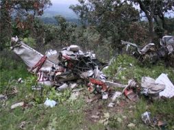 Elementos de la Policía Federal, Policía Estatal y la Municipal, hacen labores de remoción de los escombros. EFE  /
