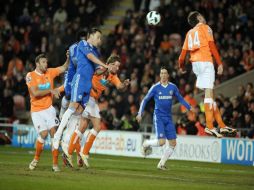 Chelsea y Blackpool, luchan por el dominio del esférico en duelo correspondiente a la Liga Premier. MEXSPORT  /