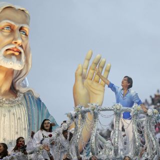 Roberto Carlos es aclamado en el carnaval de Río de Janeiro