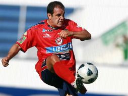 Cuauhtémoc Blanco domina el balón en un duelo del Irapuato. MEXSPORT  /