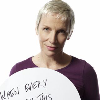 Invita Lennox a luchar por derechos femeninos en países subdesarrollados