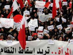 Cientos de mujeres salieron hoy a las calles de Baharéin para reiterar su postura contra el régimen. AP  /