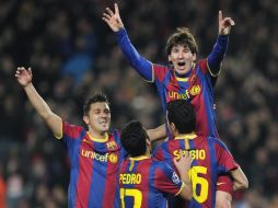 Messi guía al Barcelona a la siguiente fase de la Champions con sus dos goles. EFE  /