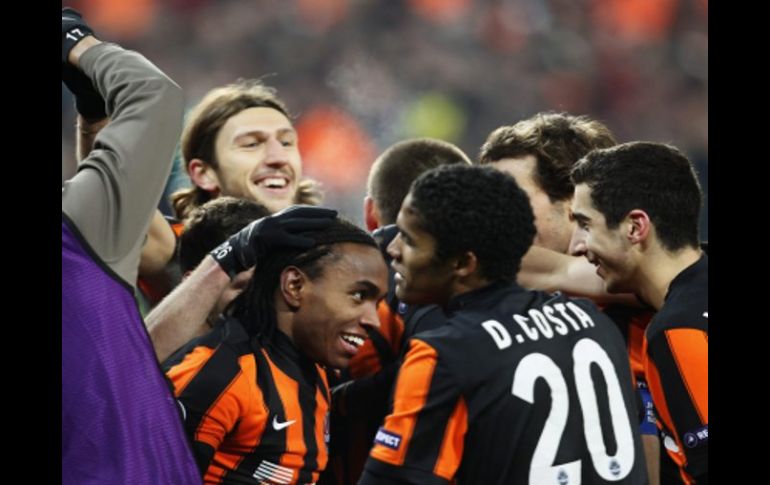 El jugador Willian (2i-abajo) del Shakhtar celebra tras su anotación ante el AS Roma. EFE  /