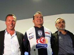 Andrés Fassi (izq.), Efraín Flores (c.) y Jesús Martínez, en la presentación del nuevo entrenador de Pachuca. MEXSPORT  /