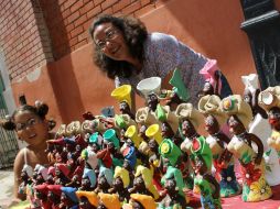 Una mujer vende muñecas en una calle de La Habana. EFE  /