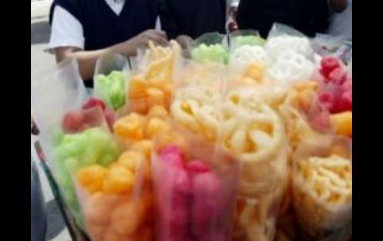 Los alimentos de bajo contenido nutritivo han sido limitados en los planteles de educación básica del país. ARCHIVO  /