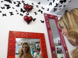 La diseñadora Karla Aparicio promueve la creación plástica en el Sur de la ciudad. A. CAMACHO  /