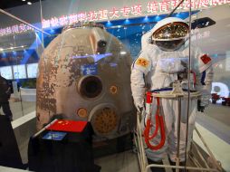 La cápsula Shenzhou y un traje espacial chino se muestran en la Expo Ciencia logros en Beijing. AFP  /
