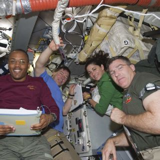 El Discovery vuelve a la Tierra