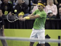 El tenista español Rafael Nadal, responde una jugada a Roger Federer en partido de exhibición. EFE  /