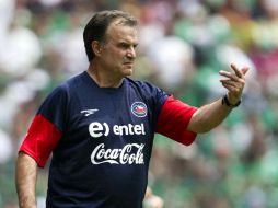 Marcelo Bielsa, observando un entrenamiento de la Selección de Chile. MEXSPORT  /