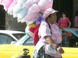 El comercio informal y los empleos de medio tiempo son las fuentes de ingresos de un gran número de mujeres en Jalisco. ARCHIVO  /