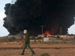Un avión bombardeó además una zona situada a un km de una refinería en las inmediaciones de la ciudad. REUTERS  /