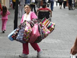 La falta de fuentes de empleo ha obligado a que más mujeres dejen el país en busca de trabajo. M. FREYRÍA  /