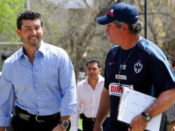 El timonel nacional, José Manuel de la Torre, y su homólogo del Monterrey, Víctor Manuel Vucetich, conversan. MEXSPORT  /