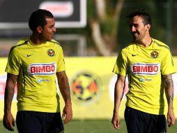 El delantero argentino Daniel Montenegro dialoga con el uruguayo Vicente Sánchez, al término del entrenamiento azulcrema. MEXSPORT  /