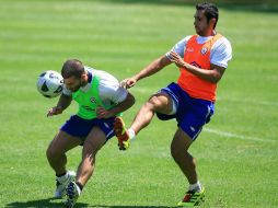 Emmanuel Villa (verde) intenta controlar un esférico con la cabeza. MEXSPORT  /