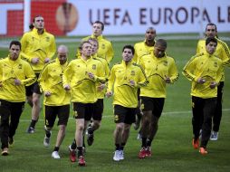 Jugadores del Liverpool hicieron ayer el reconocimiento a la cancha del estadio del Braga portugués. REUTERS  /