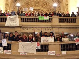 La propuesta de ley en Wisconsin motivó manifestaciones en apoyo de los funcionarios en todo Estados Unidos. AFP  /