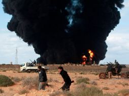 Muamar Gadhafi hostigó a las fuerzas rebeldes libias de Ras Lanuf, donde ardieron pozos e instalaciones petroleras. REUTERS  /