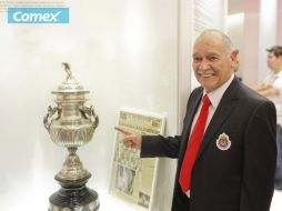 Salvador ''Chava'' Reyes posa junto al primer título del Guadalajara logrado en la temporada 1956-1957. E. PACHECO  /