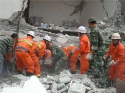 Equipos de rescate registran las ruinas de un edificio derrumbado por un terremoto en Yingjiang. EFE  /
