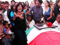 Familiares de policía abatido en enfrentamiento de Guasave; siete elementos perdieron la vida. NOTIMEX  /