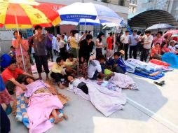 Ante la magnitud del sismo se han improvisado hospitales para atender a los heridos. EFE  /