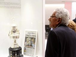 Cresencio Mellone Gutiérrez, elemento del Campeonísimo observa uno de los trofeos del club Guadalajara. E. PACHECO  /